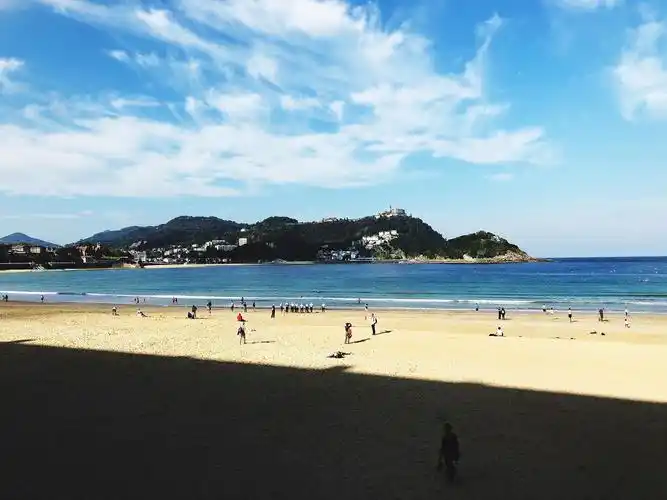 巽寮湾旅游攻略 巽寮湾,位于惠州惠东,是粤东最干净的海滩之一,被深圳