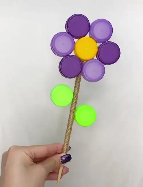 喝剩的饮料瓶瓶盖别扔,学手工达人和孩子做手工,用来装饰也不错