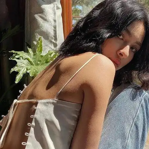 姐妹们求求有没有美女或者好身材辣妹头像啊类似这种