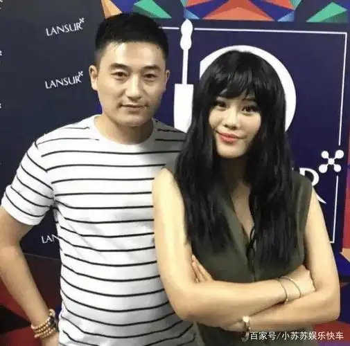 歌手袁娅维与神秘男吃火锅,头靠肩疯狂撒娇,离开店却冷漠变脸