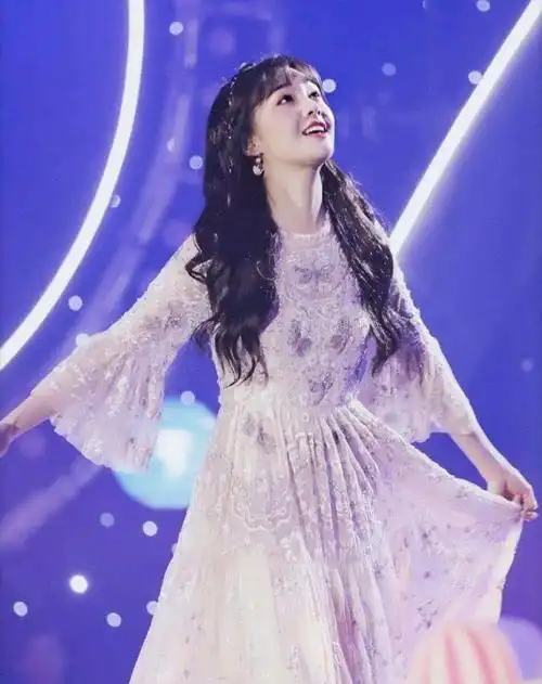 郑爽恢复营业颜值一路飙升状态越来越松弛,仙女本仙