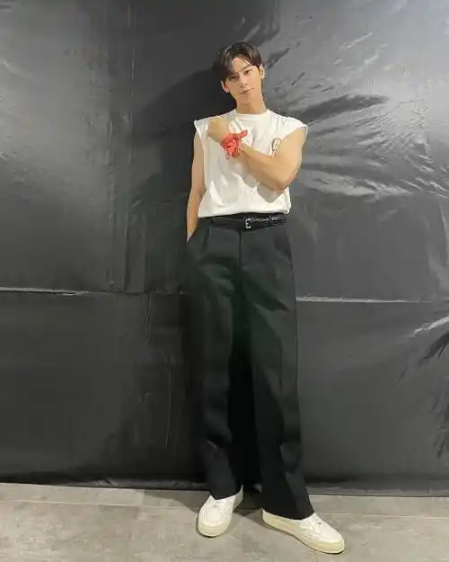 车银优晒近照穿白色无袖t配黑色长裤也能帅到失语