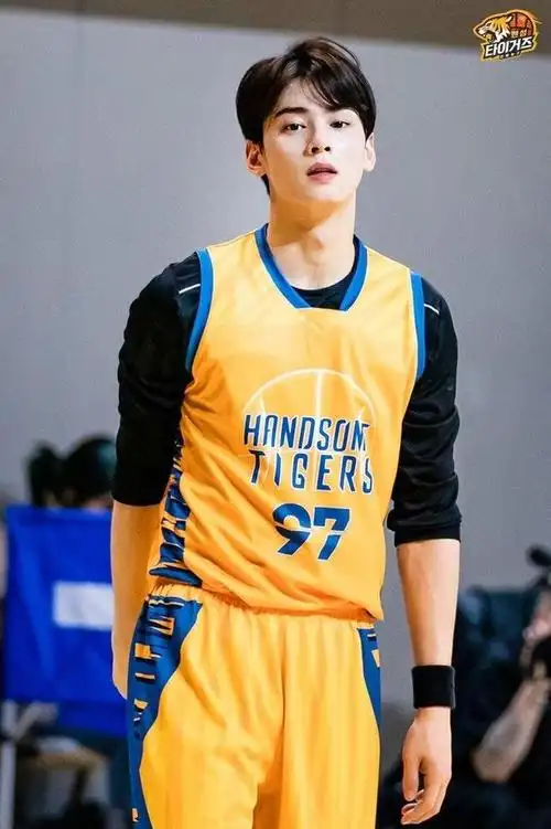 车银优,日前在时尚画报中变身篮球员反手灌篮,手臂肌肉炸裂的帅气模样