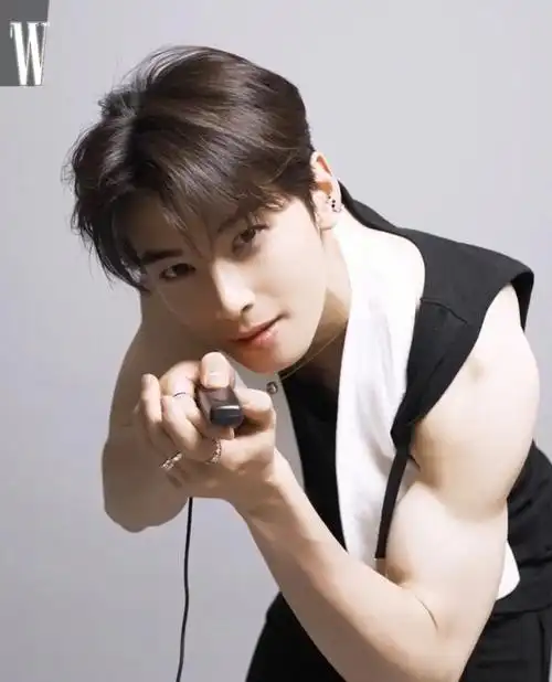 肌肉猛男车银优