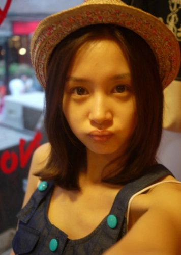 刚出道的王子文,十分喜爱戴草帽,11年前顶着杀马特造型被关注